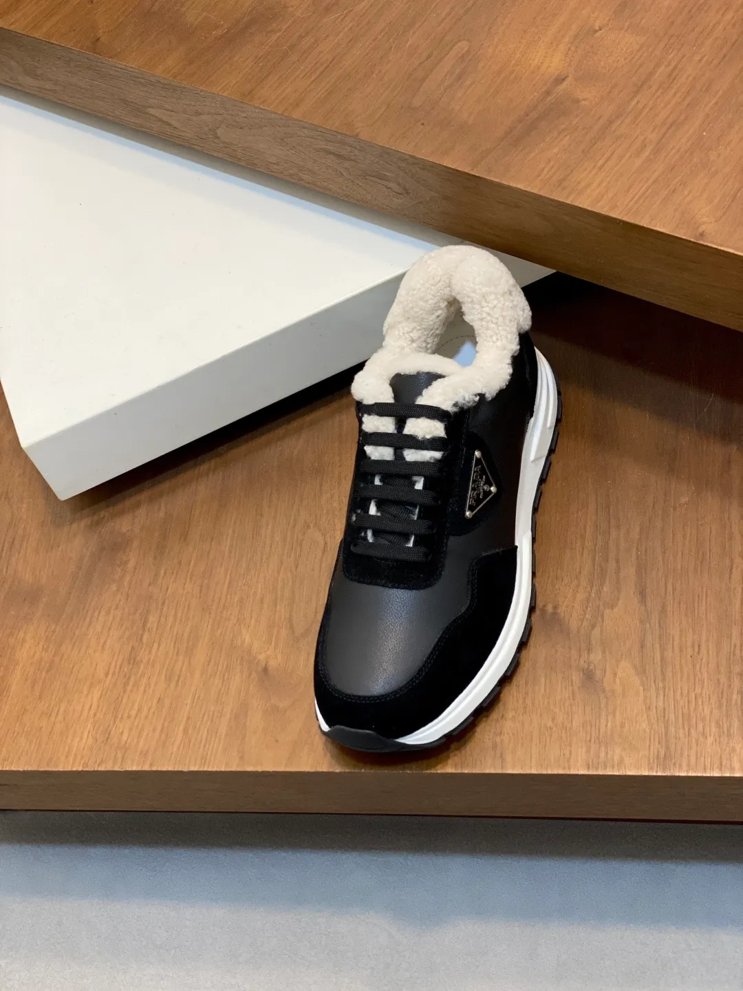 💰780 Prada/Prada Autumn and winter men's leather lace-up sneakers. Top-quality goods produced in Dongguan. Imported Nappa cowhide leather upper with raised layered design. Light and breathable, soft and comfortable. Genuine calfskin leather edging has a distinctive sporty style. The leather tongue is equipped with the classic PRADA letter red rubber label badge to fully display the brand style. The transparent air-cushion midsole is equipped with a lightweight tread rubber outsole. It is light and increased by about 4CM. The inner lining is Excellent foot feel. Comes with original packaging. 38-44 (customized at 45). Size: 39-40-41-42-43-44. Standard leather shoe size.
